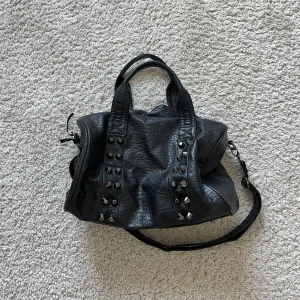 Handväska  - Svart handväska med fina detaljer💖Köpt second hand!
