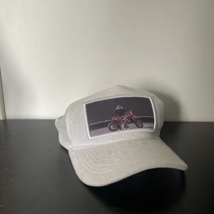 Skoovby X zantiore keps - Vit skoovby keps i bra skick. Knappt använd