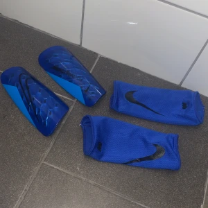 Nike Benskydd  - Hej! Jag säljer de här Nike benskydden. För att jag har slutat på fotboll och använder de helt enkelt inte mer. Skick 10/10. Köpte de ungefär 1 månad innan jag slutade, Nypris 500 kr. Hör av er privat för mer info.