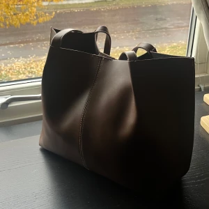 Brun handväska  - Super fin väska 🧳 Säljer då jag aldrig använt den 