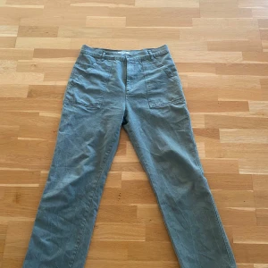 Djerf Avenue byxor - Säljer dessa då de tyvärr är för stora. Köpte dem på Vinted och de är lite slitna längst ner, men de är annars i väldigt fint skick!💓