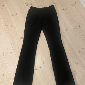 Snygga svarta kostymbyxor från Bikbok  - Snygga svarta kostym byxor från Bikbok i storlek 34 tall. Dom har dock en liten färg fläck på sig men de är inget man ser tydligt.