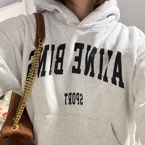Anine Bing Hoodie - Säljer min Anine Bing hoodie i perfekt skick. 