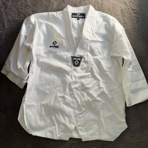 Budo Nord Taekwondo dräkt - Hel taekwondo dräkt, bälte ingår, oanvänd, perfekt skick, storlek: 12 år 152 cm.