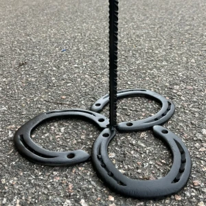 Ljusstakar  - Hej vi bedriver ett uf företag som tillverkar lite gott å blandat av hästskor. Vi säljer allt ifrån ljusstakar, krokar,tränshängare, setvettställ, hushållspapperställ. Vi tar även beställningar.  Vi finns i Mjölby men kan även frakta och kan köras ut