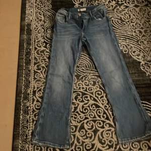 Super snygga jeans från zara använd inte pga storleken, enkla och sköna o är i bra skick