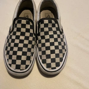 Vans sneakers  - Den är i använt skick. Storlek 39