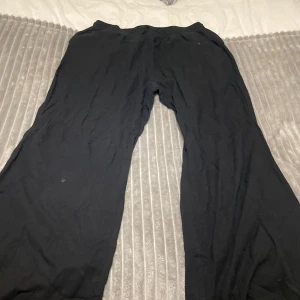 Svarta linnebyxor - Bekväma svarta linnebyxor med loose passform. Från lager 157 