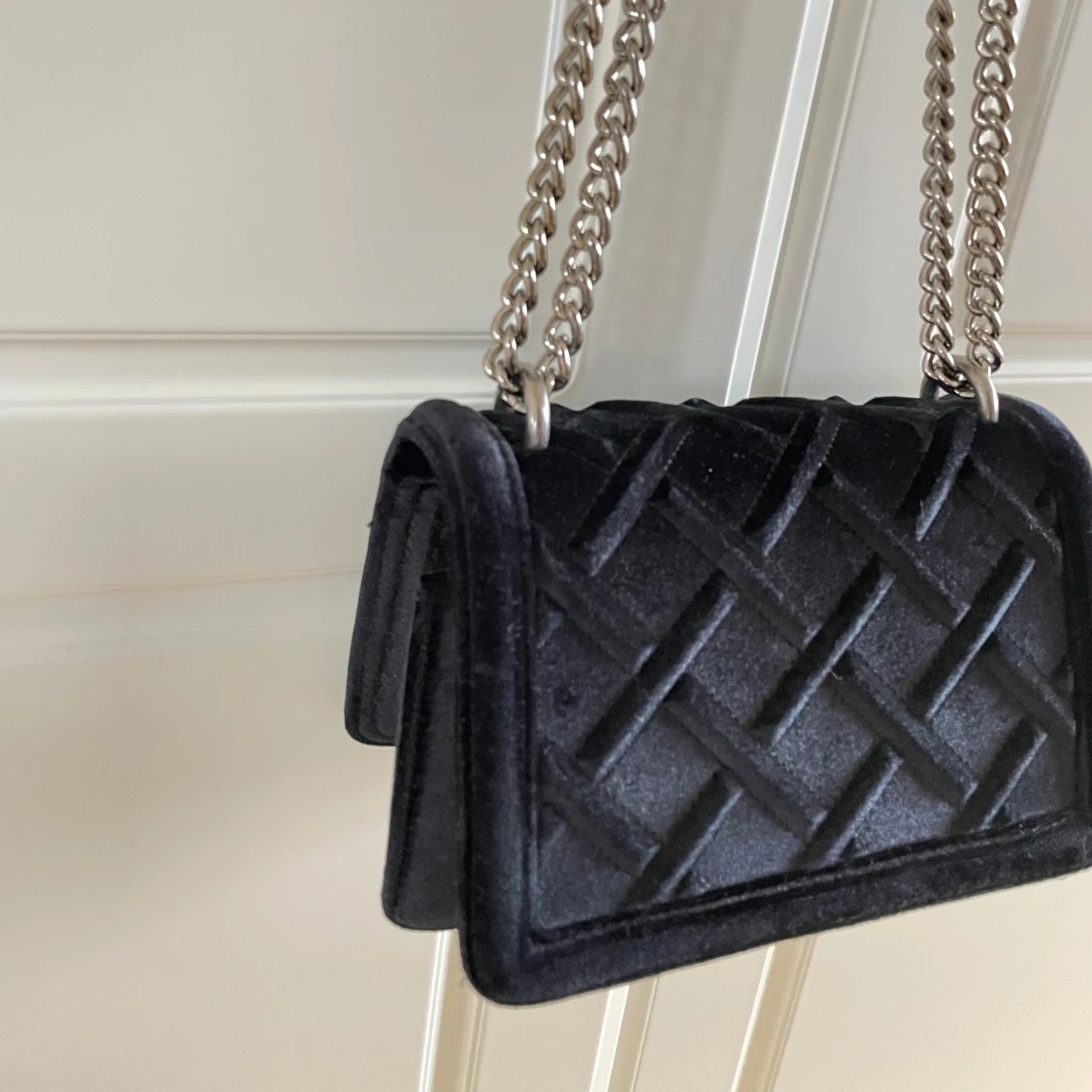 Svart quiltad axelväska med kedja oanvänd  - 2