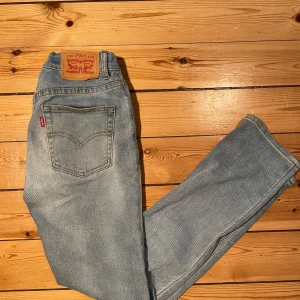 Levi’s Jeans 12a 512 - Säljer ett par ljusblå Levi’s 12a 512. Jeansen är använda ett fåtal gånger och är i mycket bra skick. 12a är en barnstorlek som passar någon som är ca 152 cm lång. Nypris ligger på runt 550 kr. Jag säljer de för endast 199 kr.