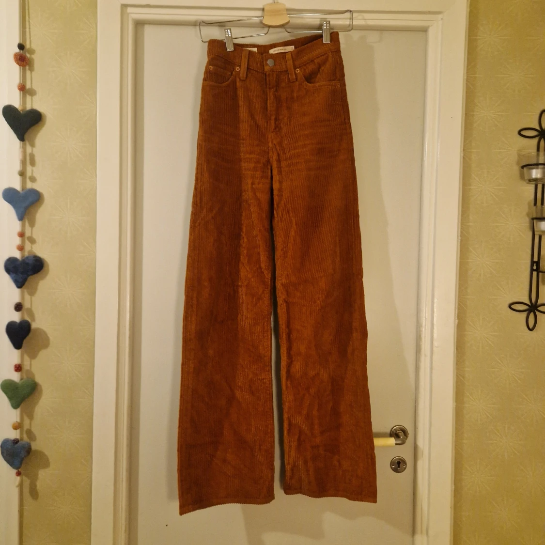 Orangebruna manchesterbyxor från Levi's