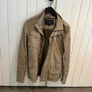 Woolrich field jacket - Säljer min snygga field jacket från Woolrich. Jackan är i fint skick & är i storleken small.