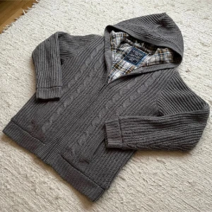 Fodrad Cardigan  - Asfet cardigan perfekt för våren. Säljer då den inte kommer till användning längre! Står 170/176 på lappen men sitter lite större. Hör av er vid funderingar!