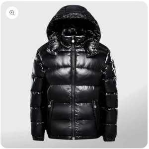 Svart pufferjacka  - Snygg svart pufferjacka med glansig finish och praktisk huva. Jackan har dragkedja framtill och två fickor med dragkedjor. Perfekt för kyliga dagar när du vill hålla värmen med stil. Samma som på bilderna bara utan luva. M men passar som s.