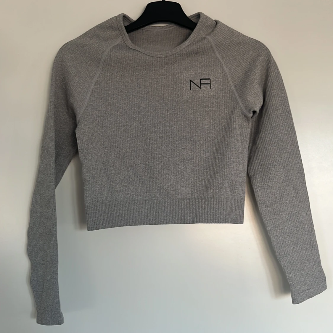 Grå ribbad croppad tröja från NA