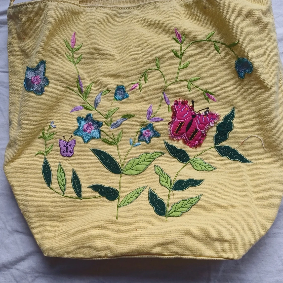 Gul shoppingväska med broderade blommor - 2