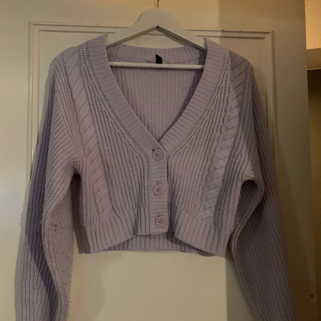 Ljuslila stickad kofta