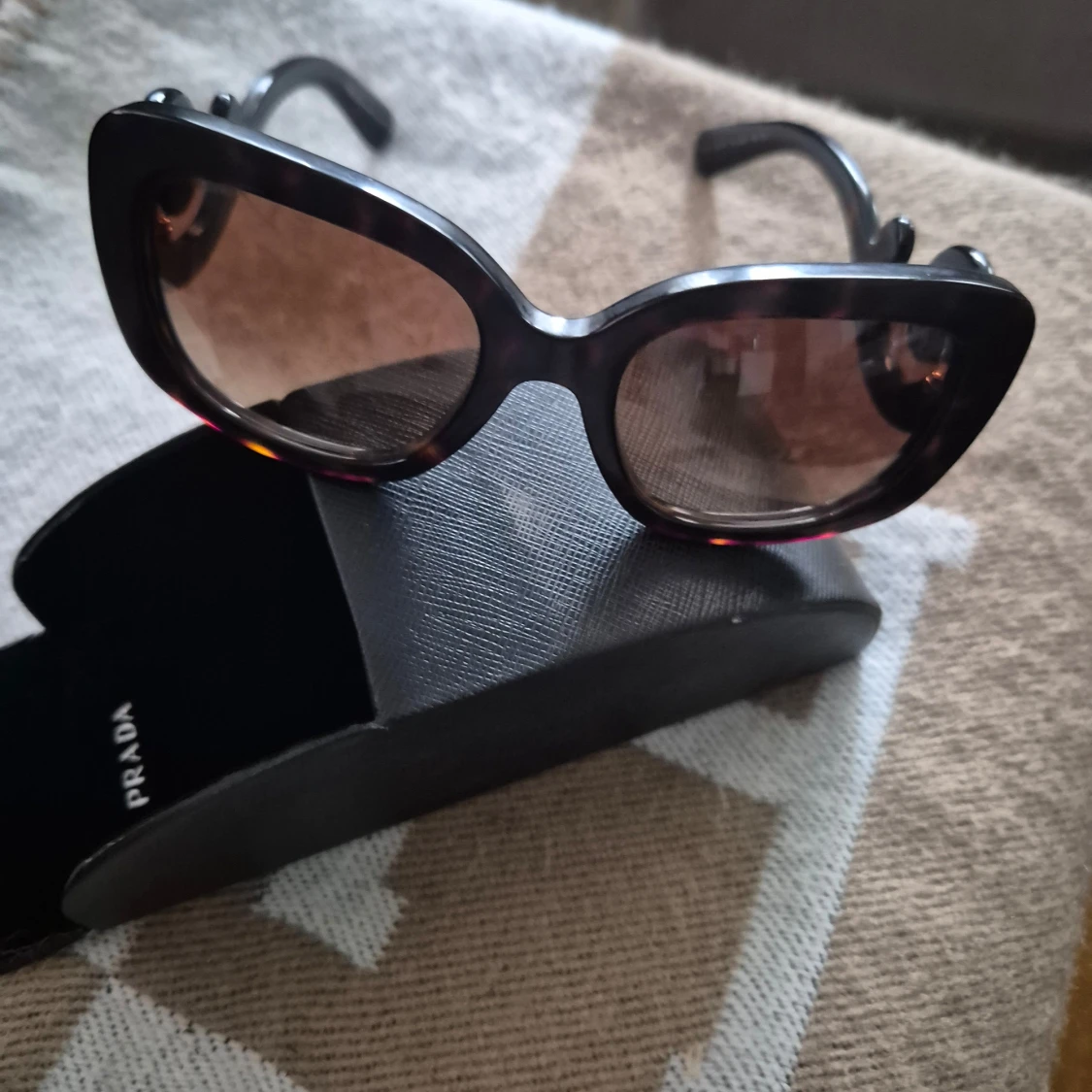 Svarta solglasögon från Prada - 2