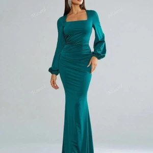 Turkos / mörkgrön långklänning - Elegant turkos/ mörkgrön / emerald långklänning med fyrkantig urringning och långa puffärmar. Klänningen har en smickrande drapering i midjan som ger en fin silhuett. Perfekt för en glamorös kväll. 