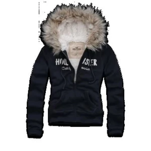 y2k hollister fur hoodie - y2k hollister hoodie med päls storlek m men passar även s/xs Jag har fäst pälsen på hoodie med säkerhetsnålar. första bild inspo