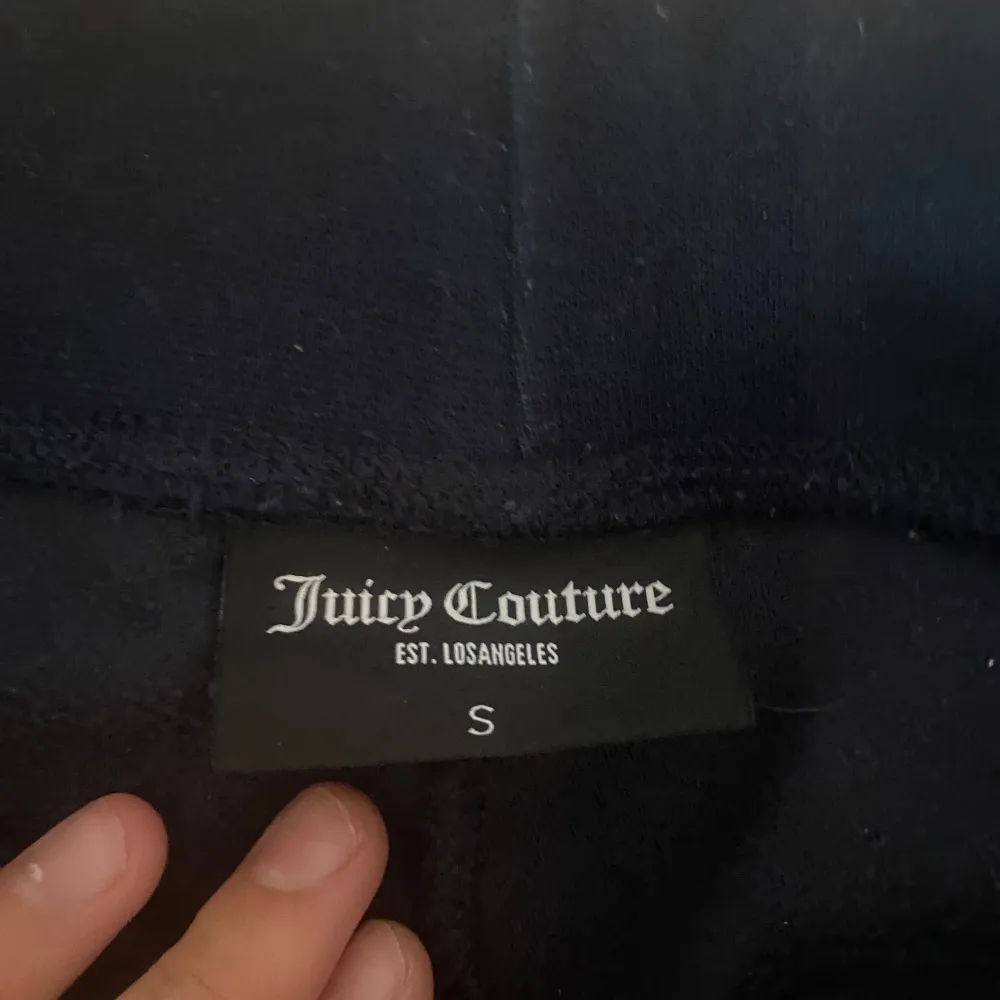 Säljer ett par mörkblå mjukisbyxor från Juicy Couture. Använt ett par gånger dom är i bra skick, använder inte längre därför jag säljer . Farkut & Housut.