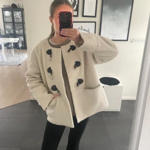 Beige teddyjacka  - Mysig beige teddyjacka med svarta och svikliga knäpppem. Perfekt nu till våren😊 nypris är runt 1100kr