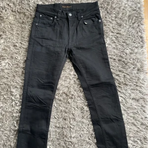 Svarta jeans från Nudie Jeans. Strl w 29 l 30. Bra skick men litet  - Snygga svarta jeans från Nudie. Strl w 29 l 30. Bra skick men litet hål på bakfickan. Modell Lean Dean. Skriv vid frågor.