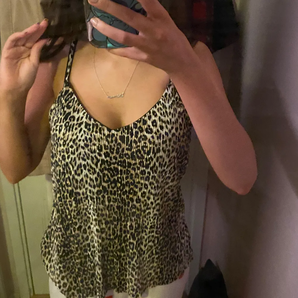 Snygg leopardmönstrat linne från Lindex med smala axelband. Modernt och snyggt men knapp använt. Kontakta mig för bilder, frågor eller prisförslag🩷. Yläosat.