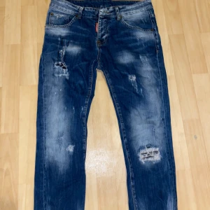 Blå jeans från DSQUARED2 - DSQUARED2 Jeans, knappen måste fixas annars allt är bra. Pris kan diskuteras för att många vill köpa!