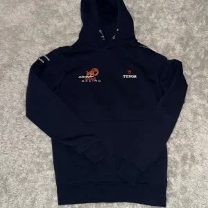 Sailracing Redbull Hoodie - Säljer en unik och fet sailraicing hoodie! Den är i bra skick och nästintill ny! Pris kan diskuteras vid snabb affär!