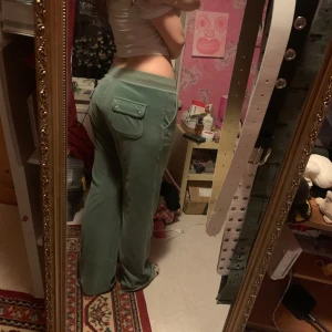 Gröna juicy couture mjukisbyxor med snörning - juicy mjukisbyxor i färgen ”chinos green” med snörning i midjan och praktiska fickor både fram och bak. storlek L men passar mig som brukar ha m också!