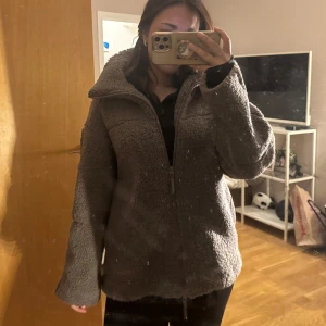 Pile zip jacket - Intressekoll på den slutsålda pile jackan från ginatricot, oversized och super mysig