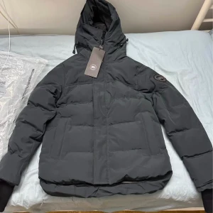 Canada gosse jacka  - Säljer canada gosse jacka som använt bara 1 vecka den helt ny och canada gosse påsen kommer med. Pris kan diskuteras 