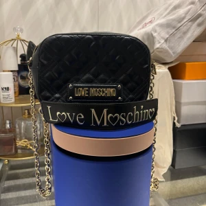 Moschino väska - Liten Moschino väska, använd fåtal gånger☺️