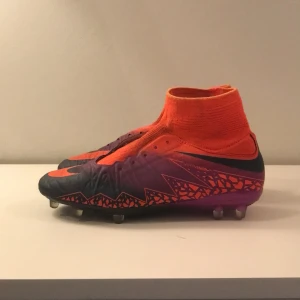 Nike Fotbollskor - Säljer mina skor då dem inte passar längre men de är i väldigt bra kvalitet. Skick 9,5/10. Perfekta skor med bra grepp och flexibilitet och såklart oerhört sköna. Skriv för mer frågor eller bilder!