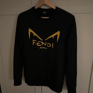 Fendi tröja - Säljer en snygg Fendi tröja som inte kommer till användning. Ny skick inga skador, storlek M kan även passa dig som har S. Priset kan sänkas vid snabb affär!