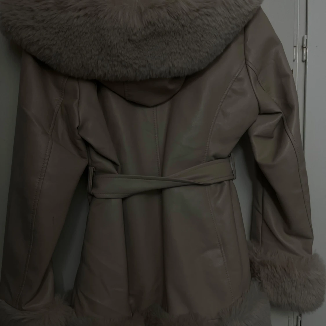 Beige kappa med pälsdetaljer - 2