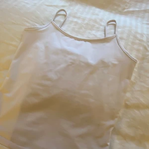 Vit linnetopp från Gina Tricot - Säljer  en fin topp från Gina tricot för att den börjar bli lite för liten och att jag har så många redan. Kontakta innan köp😊