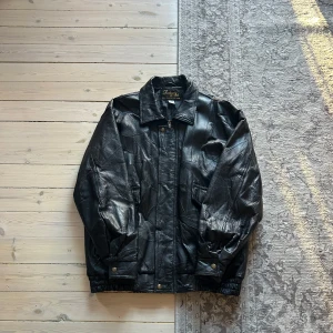 Svart skinnjacka från Leather & Soul - Svart skinnjacka i äkta läder. Liiite slitage på framsidan men i övrigt bra skick. Passar perfekt på vår och sommar. Dm vid intresse! 