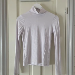 Vit polotröja  - Säljer en stilren vit polotröja från ASOS DESIGN. Jätteskönt material. Aldrig fått användning för den. Nypris 149kr.💗Om du vill ha en bild hur den ser ut på är det bara att fråga😊