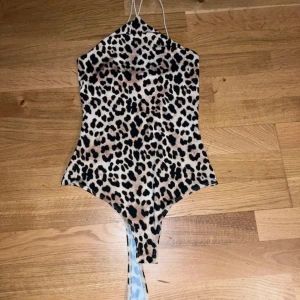 Leopardmönstrad topp - Trendig leopardmönstrad  topp med smala axelband. Perfekt för en djärv look .  har en klassisk skärning och är både stilren och iögonfallande.