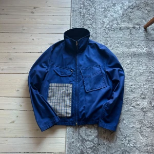 Blå jacka från Acne Studios - Vårjacka (sample) från Acne Studios, väldigt stilren och skön. Långa ärmar och kort nertill. Dm vid intresse samt mått!