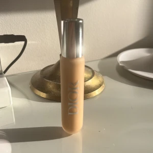 Concealer från Dior - Säljer min dior consealer då de är för mörk för mig. Färg 2w. Ändats använd ett par gånger. 