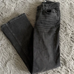 Jeans  - Gråa lågmidjade jeans från Gina Young, inga defekter och endast använda ett fåtal gånger.
