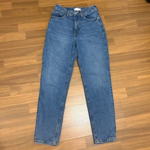 Blå jeansbyxor H&M - Blåa mom jeans från h&m med hög midja. Används endast en gång. Storlek 34/XS. 