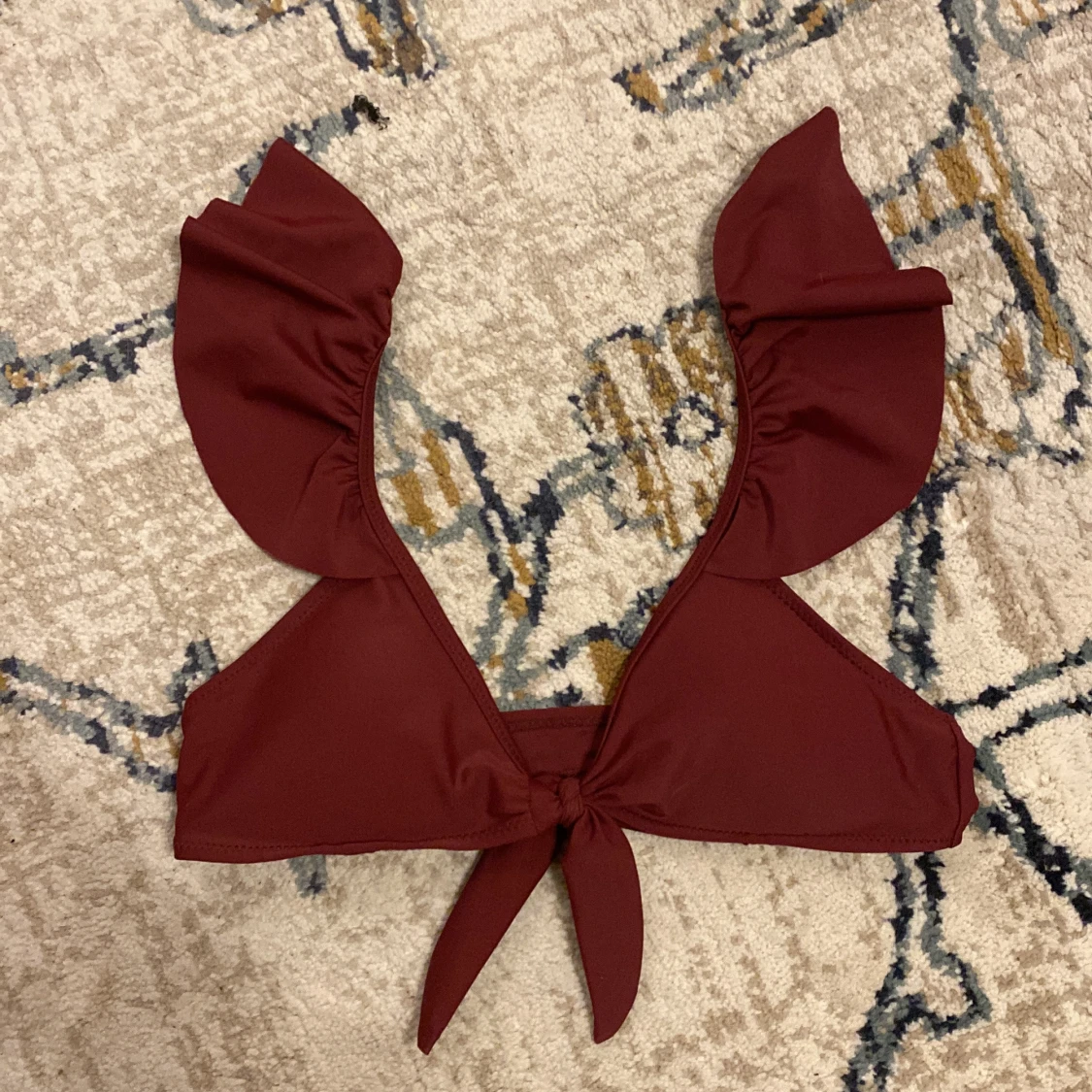 Vinröd bikiniöverdel med volangdetaljer - 1