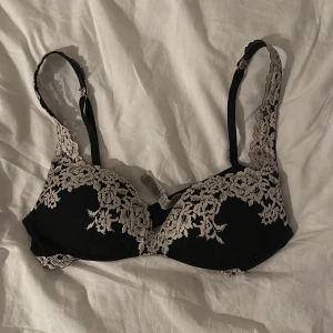 Intimissimi bh - Kollar om någon är intresserad av denna bh från intimissimi i stl 75b, mycket bra skick. Köpte för 500