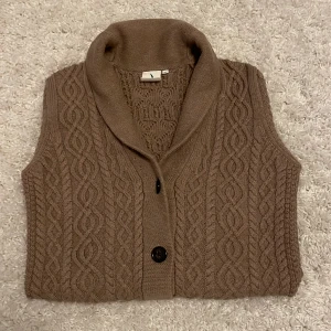 Brun stickad cardigan från Boomerang - Säljer en snygg brun stickad cardigan från Boomerang i en storlek som passar xs 