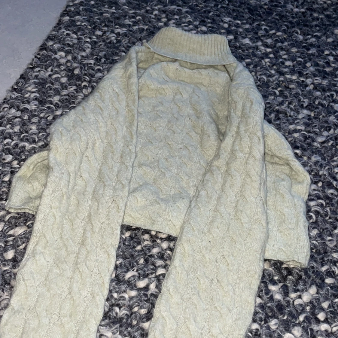 Stickad tröja som är turtle neck  - 1