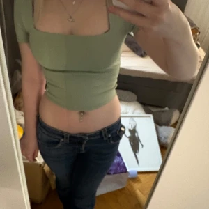 Grön kortärmad topp från New yorker - Snygg ljusgrön topp från new yorker med fyrkantig urringning. Toppen är kortärmad och har en tight passform. Använd ett fåtal gånger, så är som ny💕